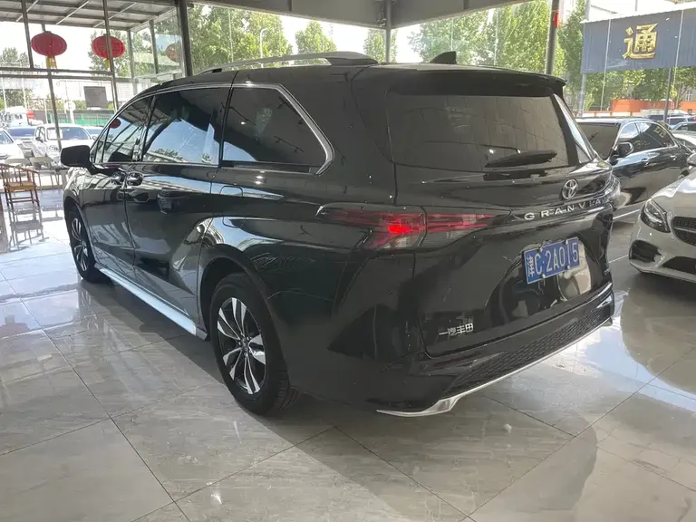 Toyota Granvia 2.5 L Hybrid Luxury