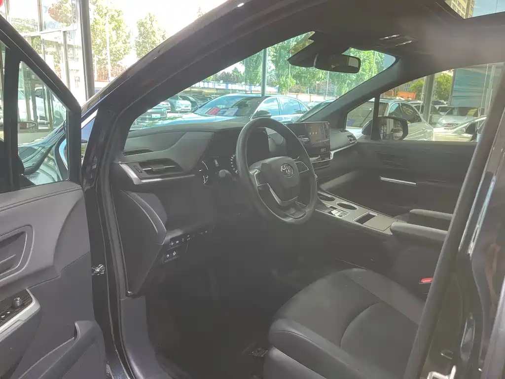 Granvia 2.5 L Hybrid Luxury