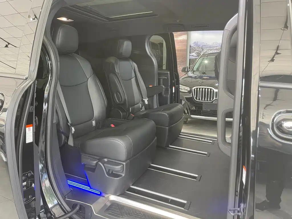Granvia 2.5 L Hybrid Luxury