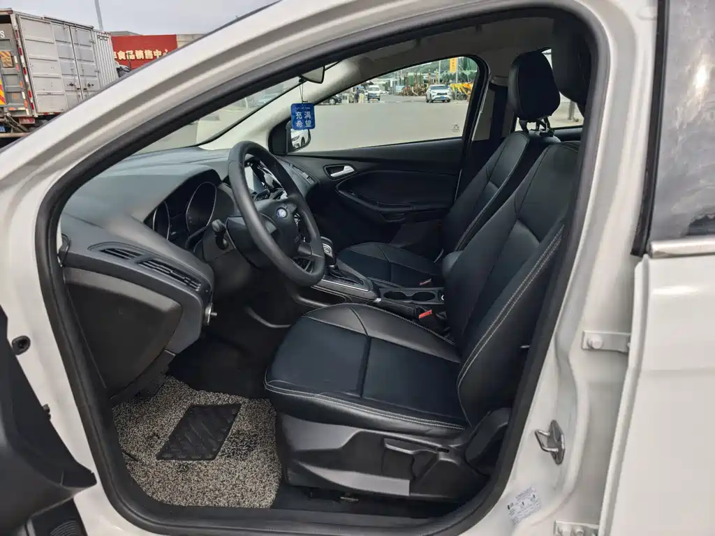 Focus Hatchback 1.6 L Auto Style
