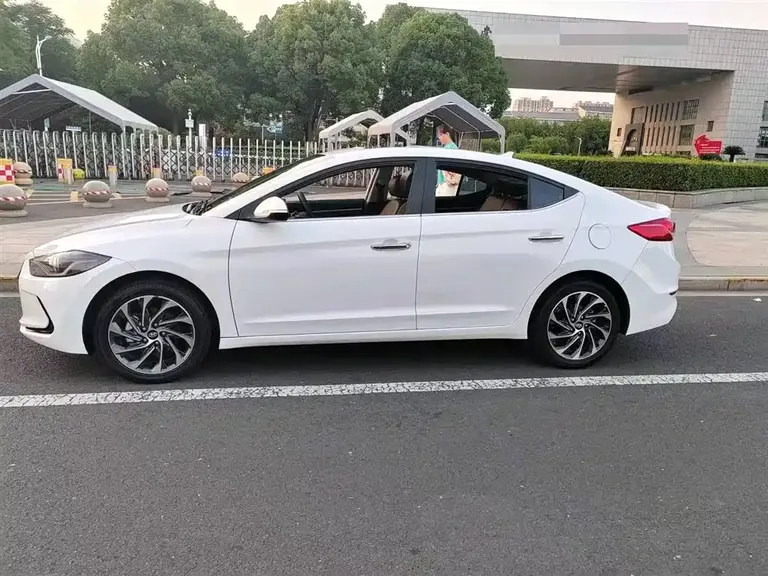 Hyundai Elantra 1.5 L CVT Smart Dazzle · Elite