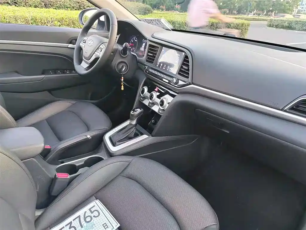 Elantra 1.5 L CVT Smart Dazzle · Elite
