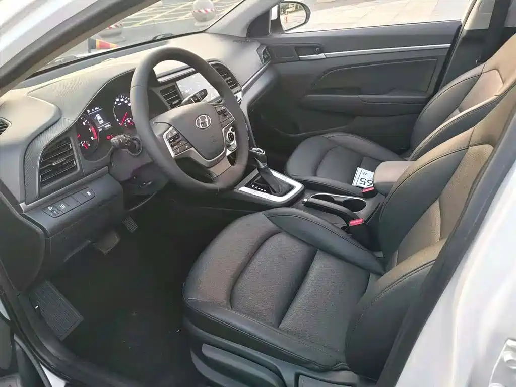 Elantra 1.5 L CVT Smart Dazzle · Elite