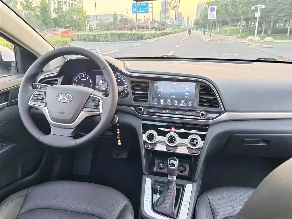 Elantra 1.5 L CVT Smart Dazzle · Elite
