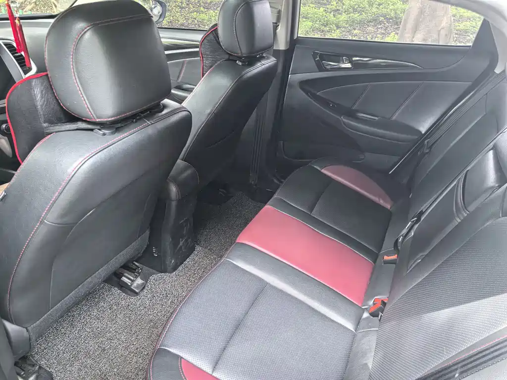 Eado XT 1.6 L Auto Premium Cool CN-IV