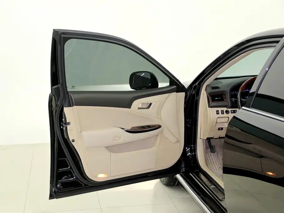 Crown 4.3 L Royal Saloon VIP