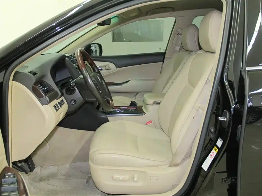 Crown 4.3 L Royal Saloon VIP