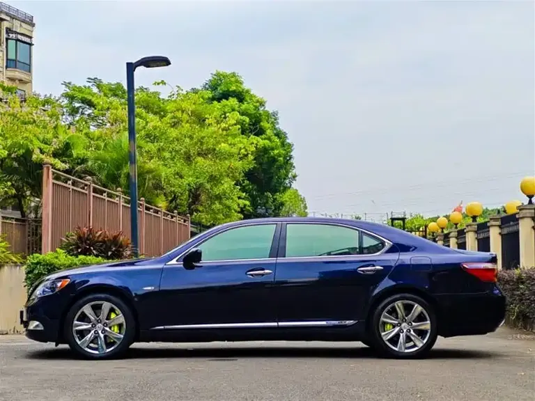 Lexus LS 600 hL Distinguished