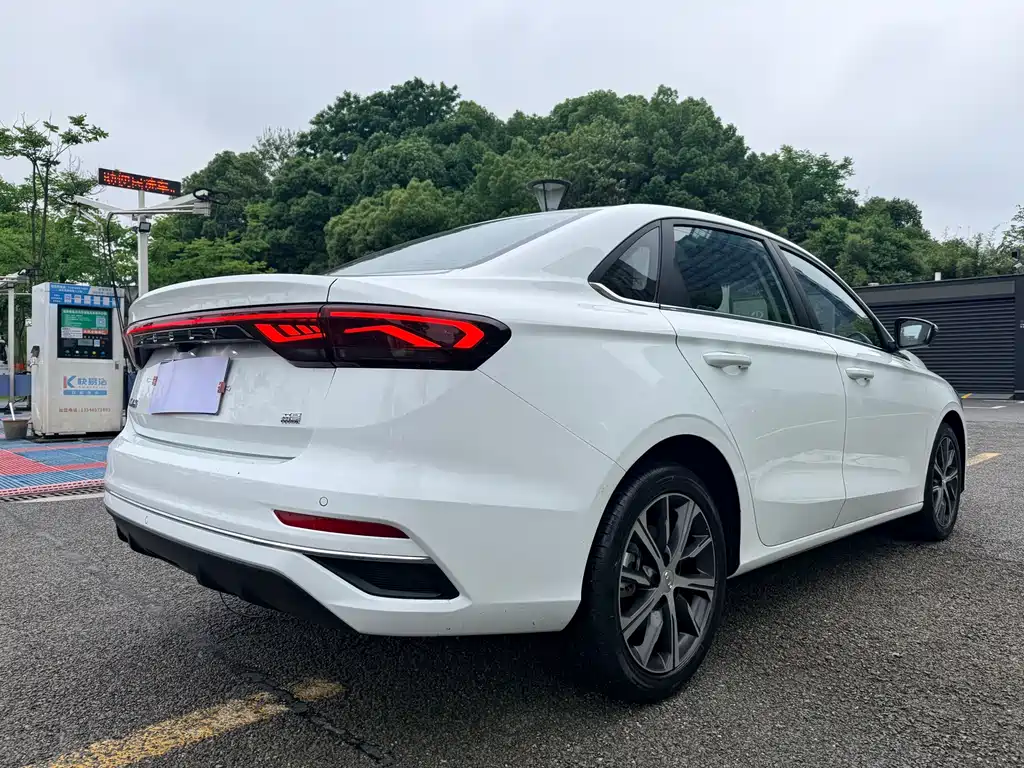 Emgrand 4 th Gen 1.5 L CVT Distinguished