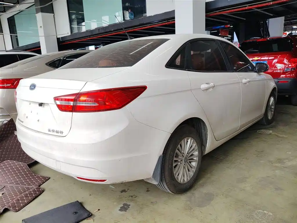 Escort 1.5 L Auto Comfort