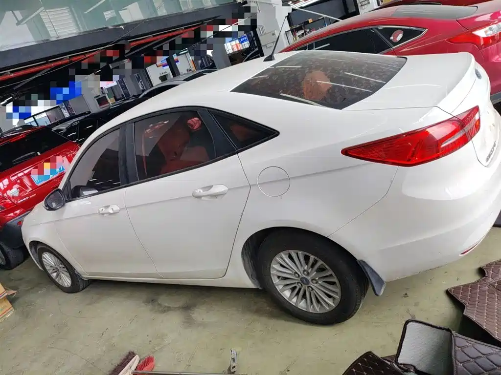 Escort 1.5 L Auto Comfort