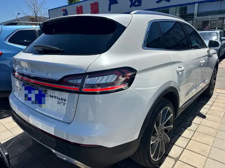 Lincoln Nautilus 2.7 T 4 WD Honor Shine