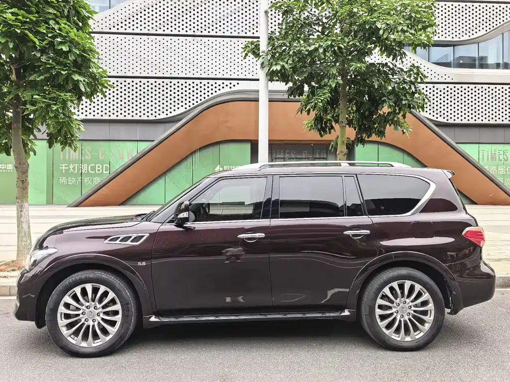 Infiniti QX80 5.6 L 4 WD