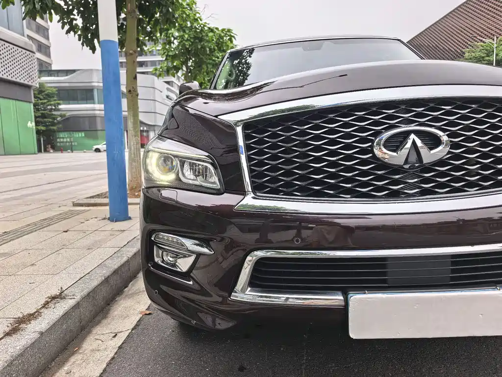 Infiniti QX80 5.6 L 4 WD
