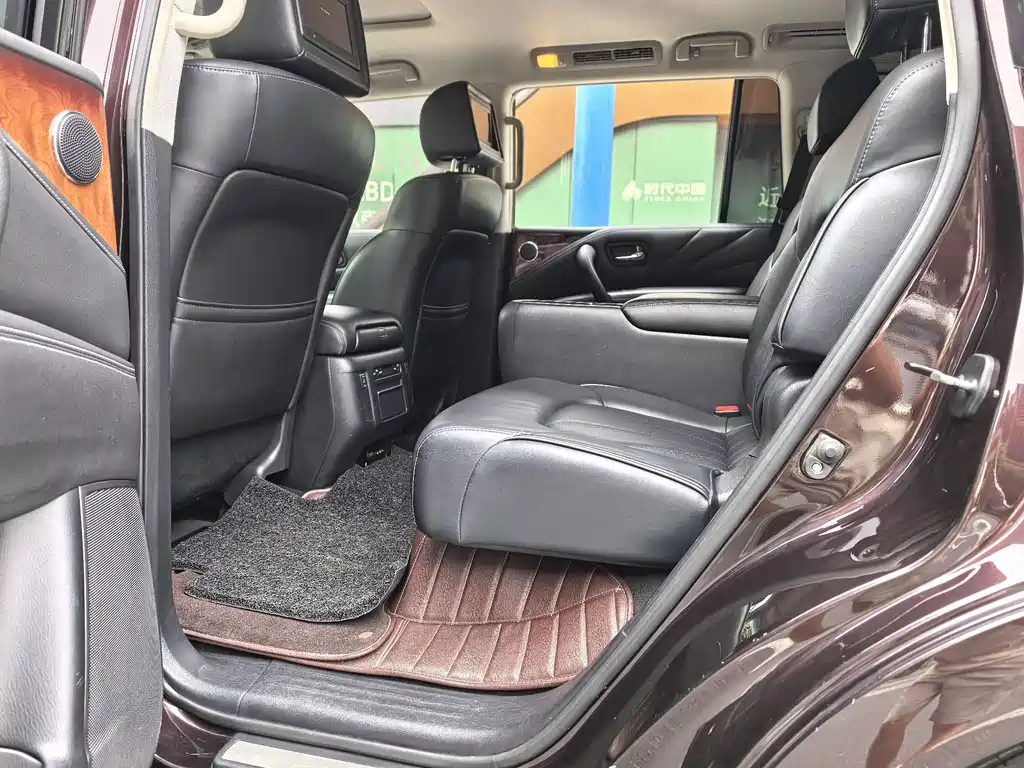 Infiniti QX80 5.6 L 4 WD