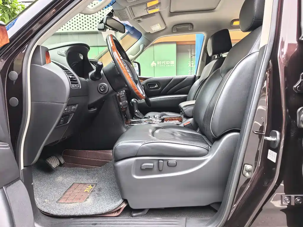 Infiniti QX80 5.6 L 4 WD