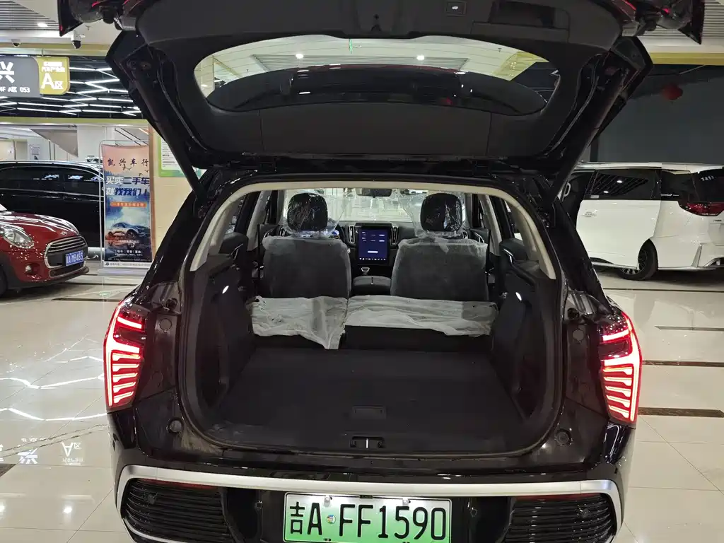 Hongqi HS3 PHEV 117 km Power Action