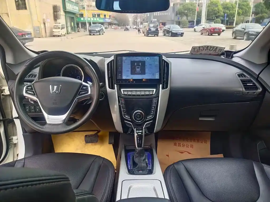 URX 6 SUV 1.8 T Charm Upgrade