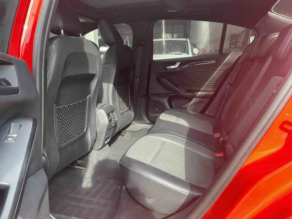 Focus Sedan EcoBoost 180 Auto ST Line