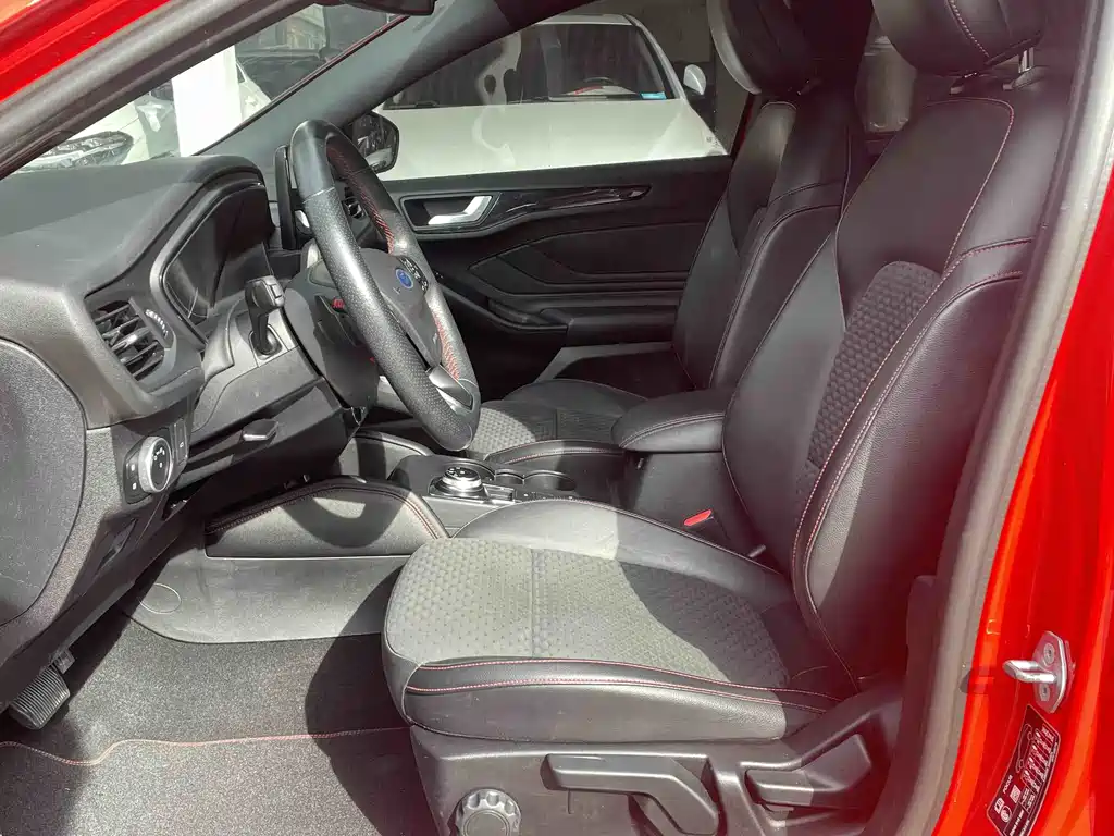 Focus Sedan EcoBoost 180 Auto ST Line