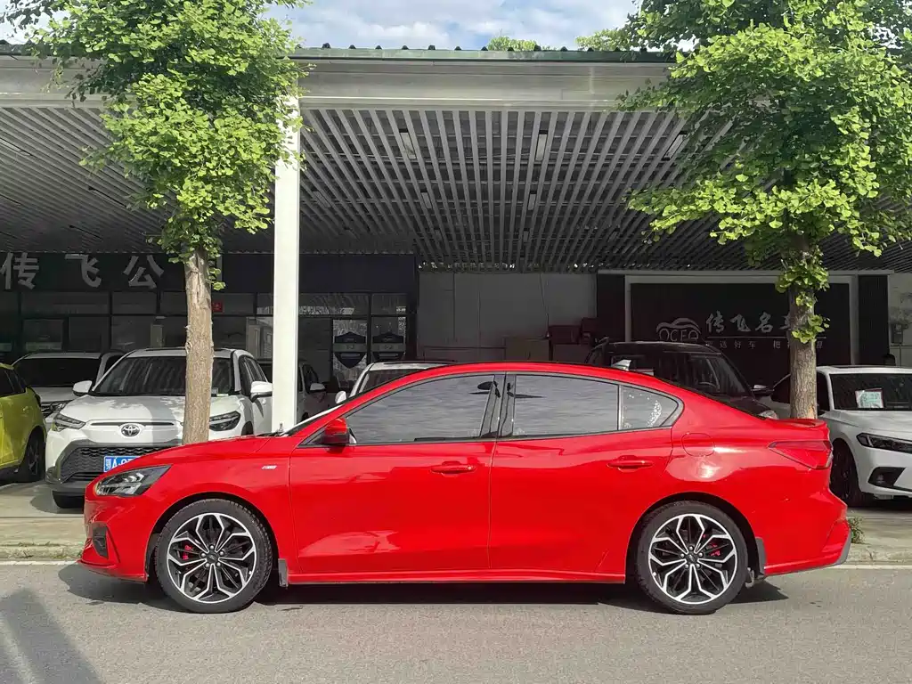 Focus Sedan EcoBoost 180 Auto ST Line