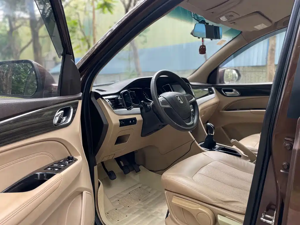 Baojun 730 1.5 L Manual Comfort 7-seat CN-V