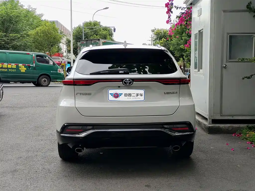Venza 2.0 L CVT 2 WD Luxury