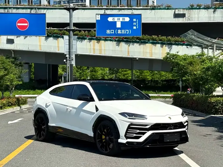 Lamborghini Urus 4.0 T V8