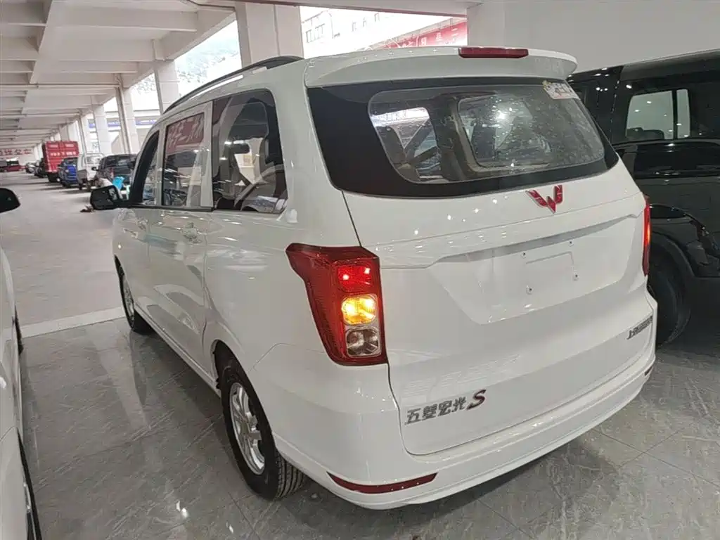 Wuling Hongguang 1.5 L S Standard L2 B