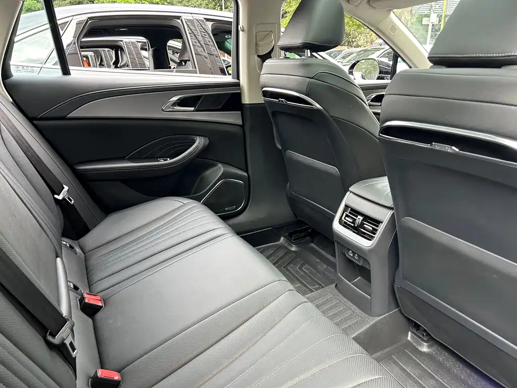 Hongqi H5 1.5 T DCT Connected Flagship Charm