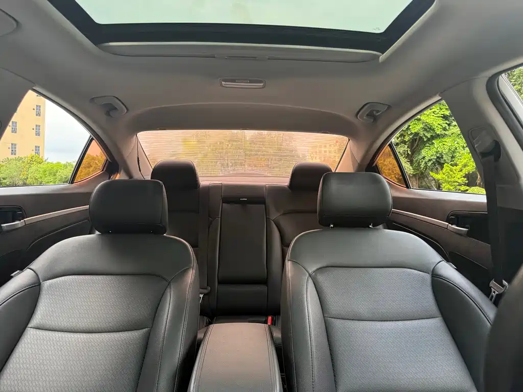 Elantra 1.6 L Auto Smart Dazzle · Luxury