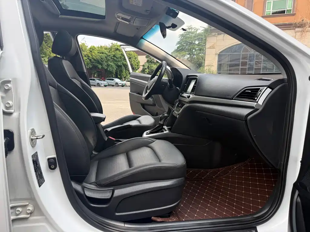 Elantra 1.6 L Auto Smart Dazzle · Luxury