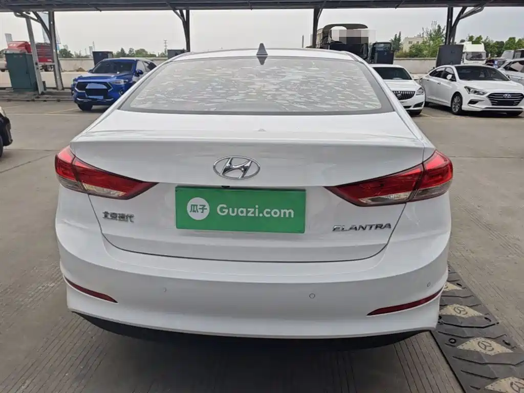 Elantra 1.5 L CVT Smart Dazzle · Elite