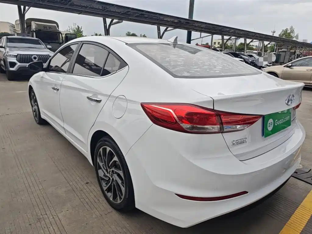 Elantra 1.5 L CVT Smart Dazzle · Elite