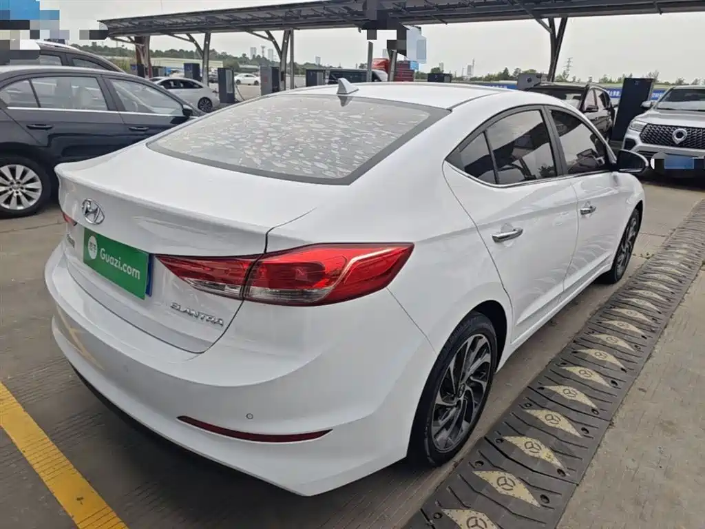 Elantra 1.5 L CVT Smart Dazzle · Elite