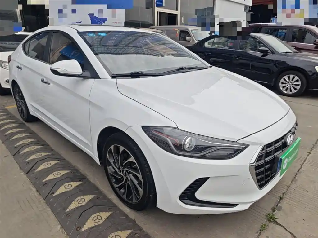 Elantra 1.5 L CVT Smart Dazzle · Elite