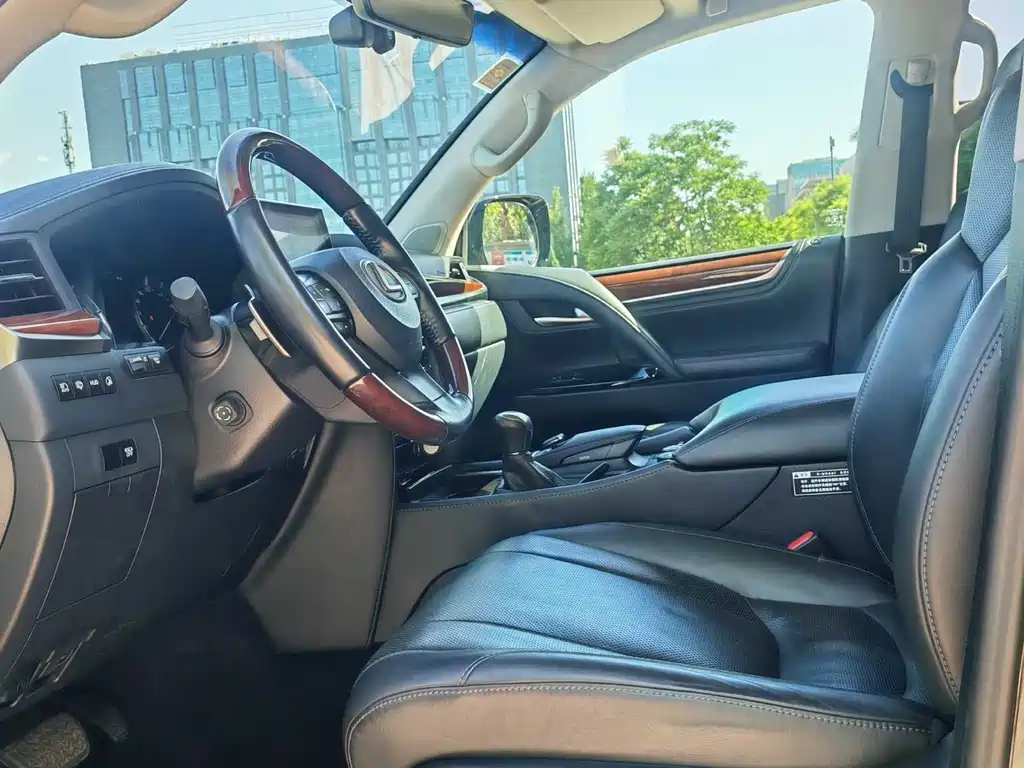 Lexus LX 570 Dynamic Luxury