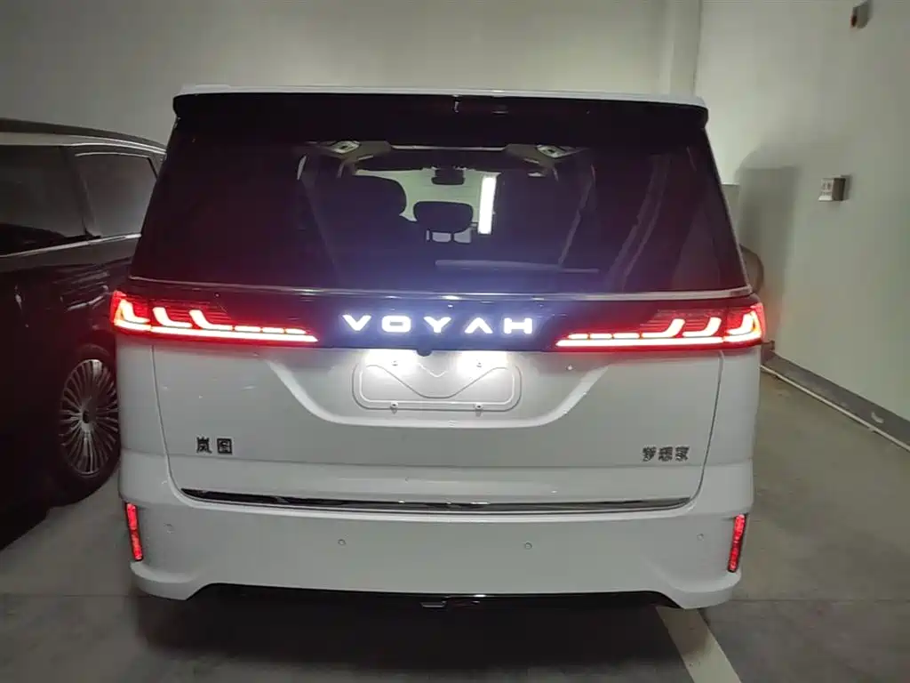 Voyah Dreamer PHEV 4 WD Distinguished Kunpeng