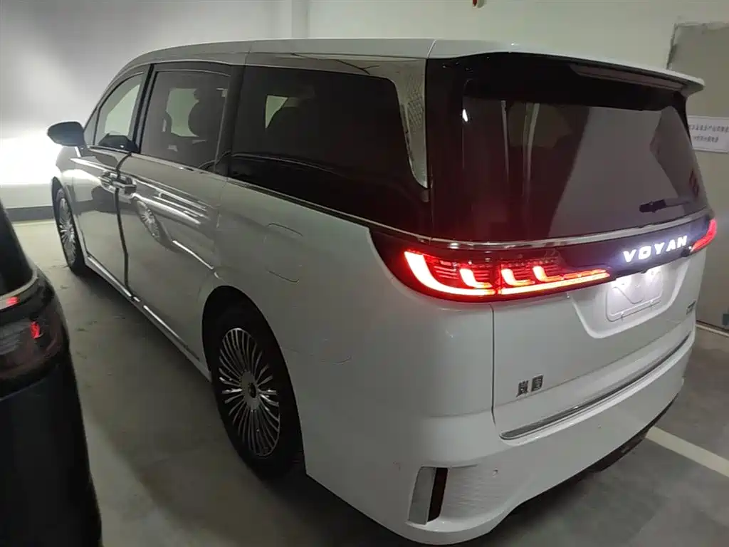 Voyah Dreamer PHEV 4 WD Distinguished Kunpeng