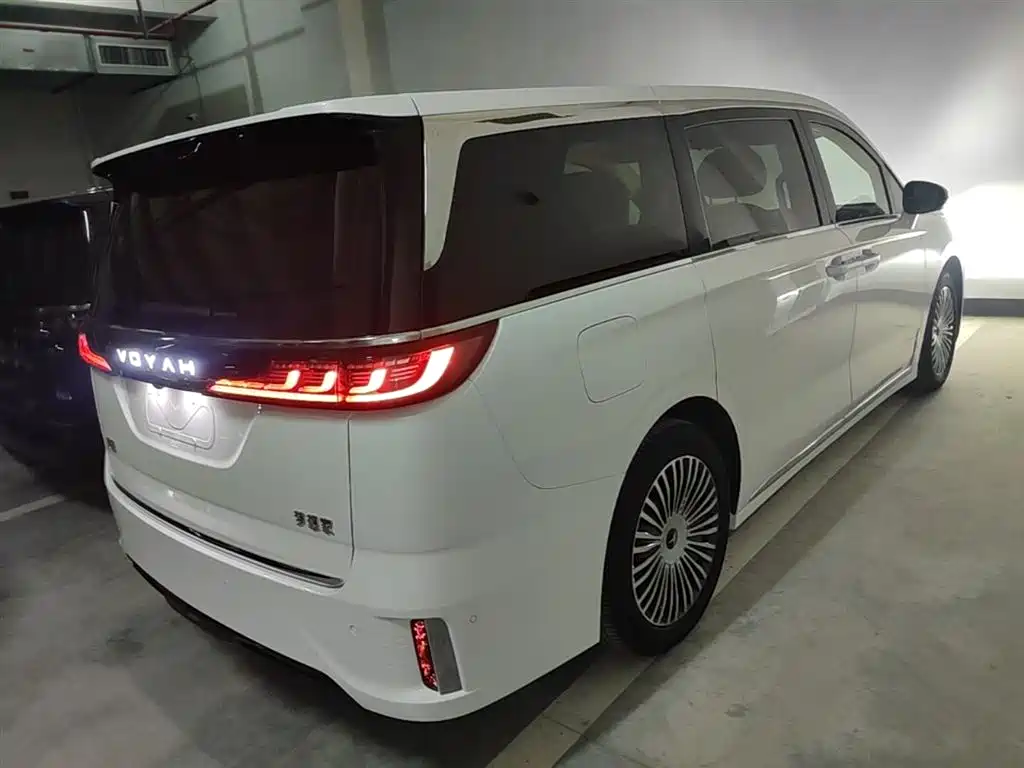 Voyah Dreamer PHEV 4 WD Distinguished Kunpeng