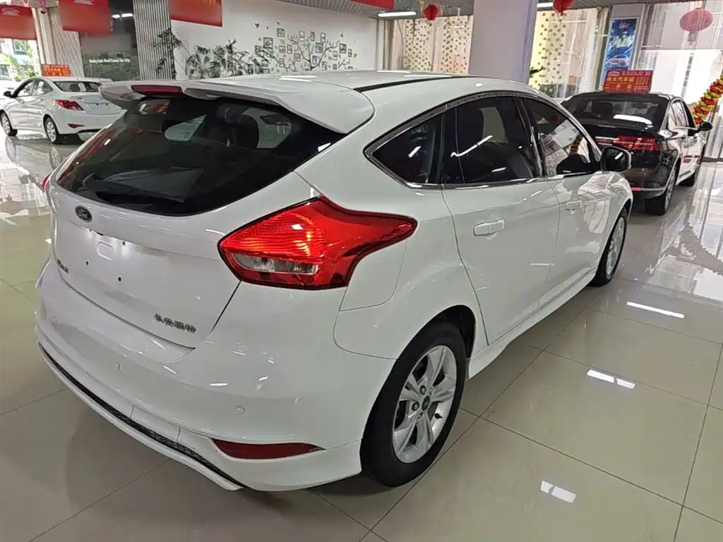 Focus Hatchback Classic 1.6 L Auto Comfort Smart Travel