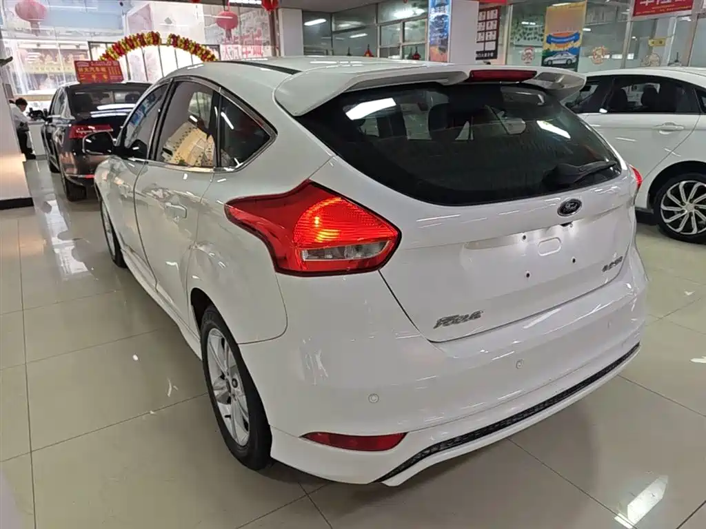 Focus Hatchback Classic 1.6 L Auto Comfort Smart Travel