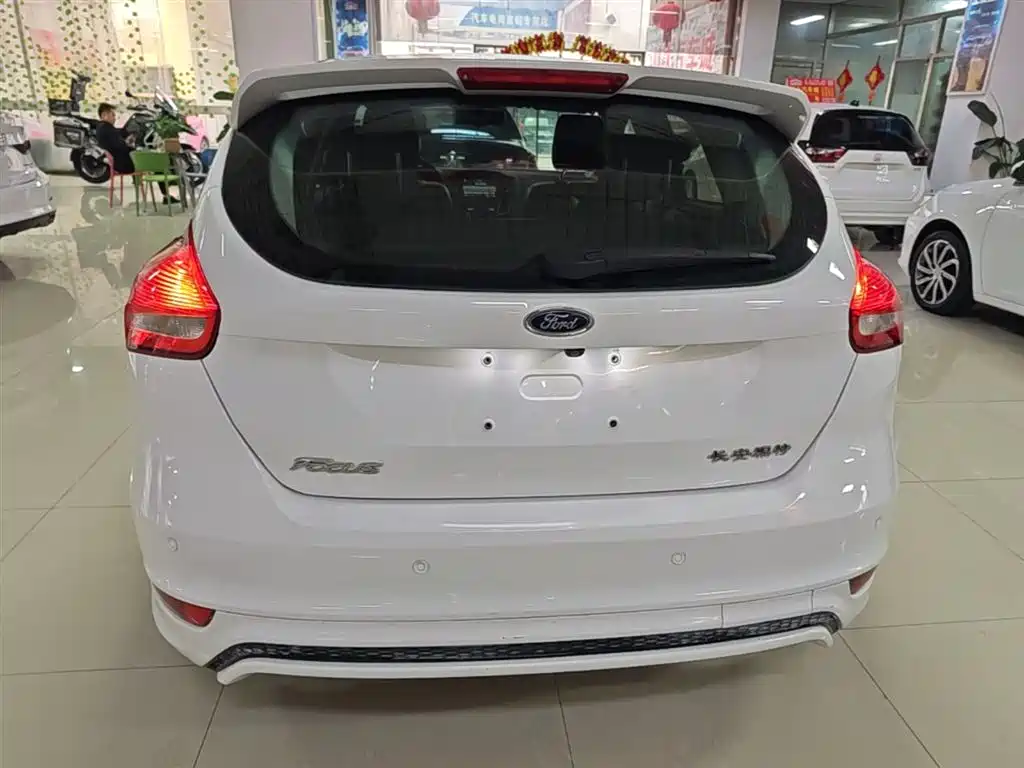 Focus Hatchback Classic 1.6 L Auto Comfort Smart Travel