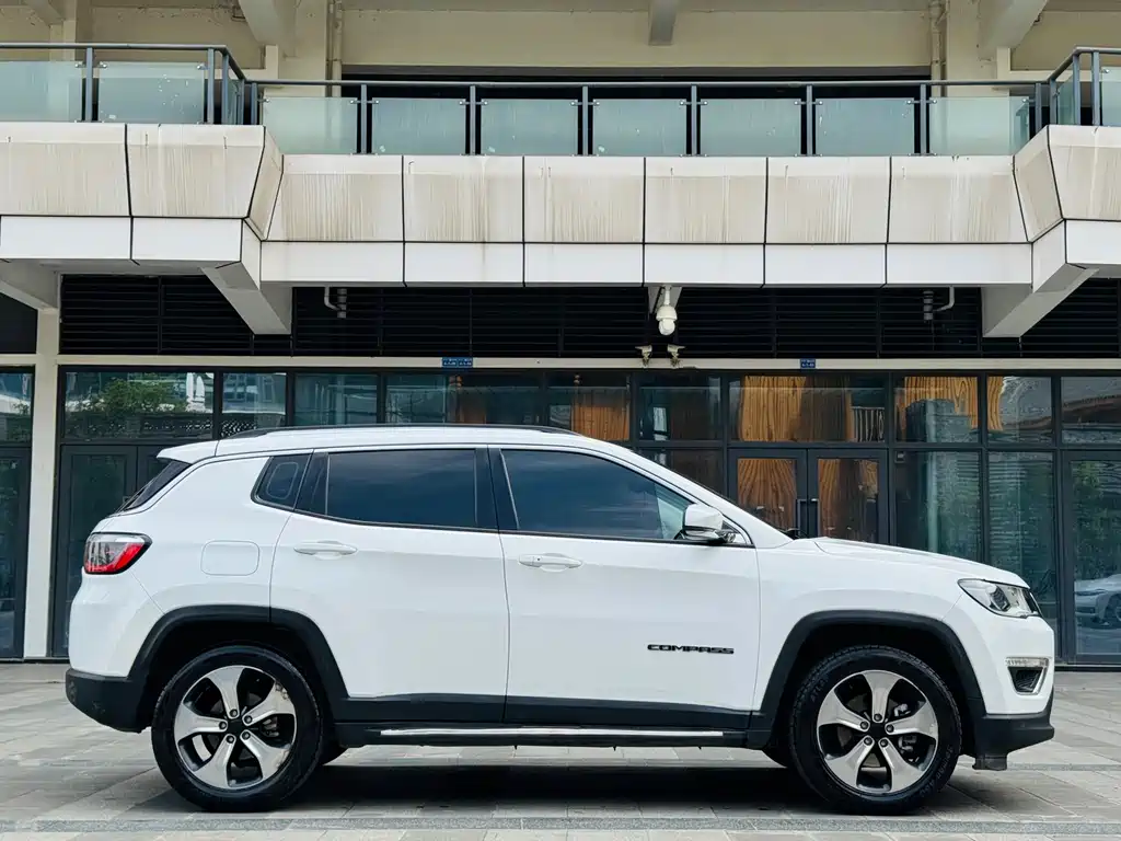 Compass 200 T Auto Premium Enjoyment