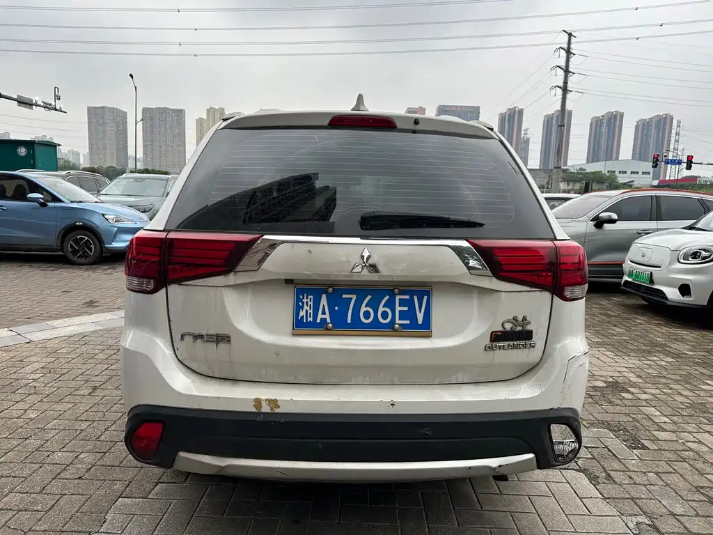 Outlander 2.0 L 2 WD Excellence 7-seat