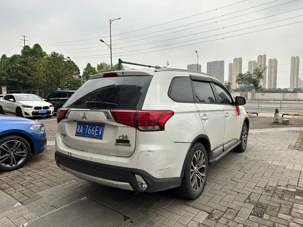 Outlander 2.0 L 2 WD Excellence 7-seat