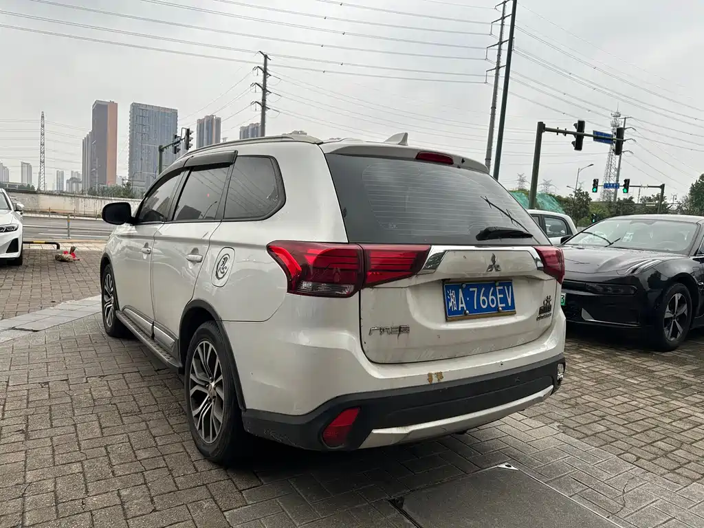 Outlander 2.0 L 2 WD Excellence 7-seat