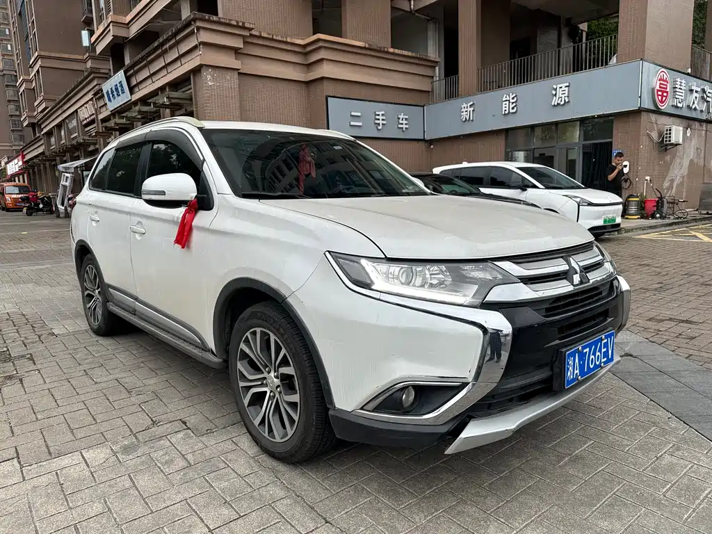 Outlander 2.0 L 2 WD Excellence 7-seat