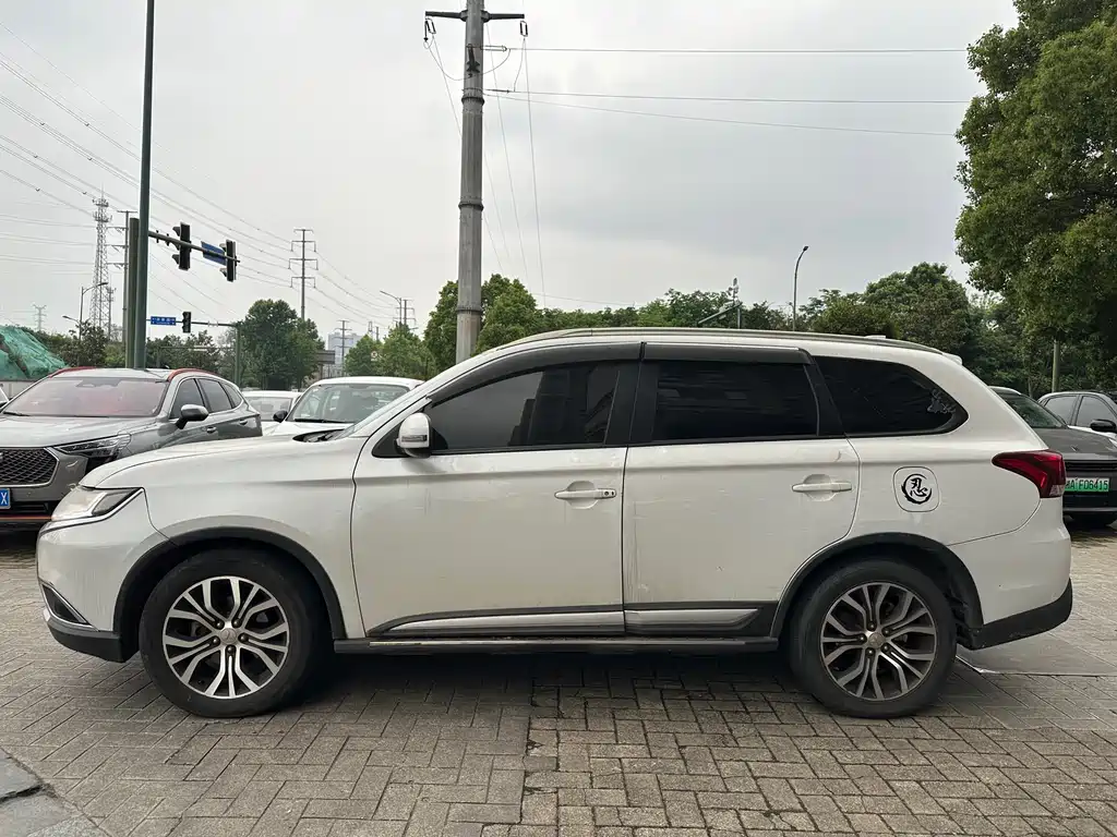 Outlander 2.0 L 2 WD Excellence 7-seat