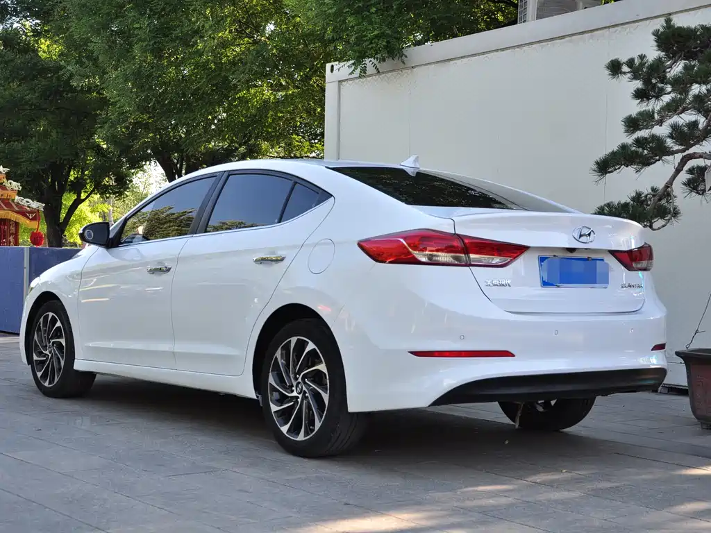Elantra 1.5 L CVT Smart Dazzle · Elite